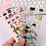 ⁦مجموعة ملصقات شفافة بتصميم أدوات مكتبية⁩ - الصورة ⁦4⁩